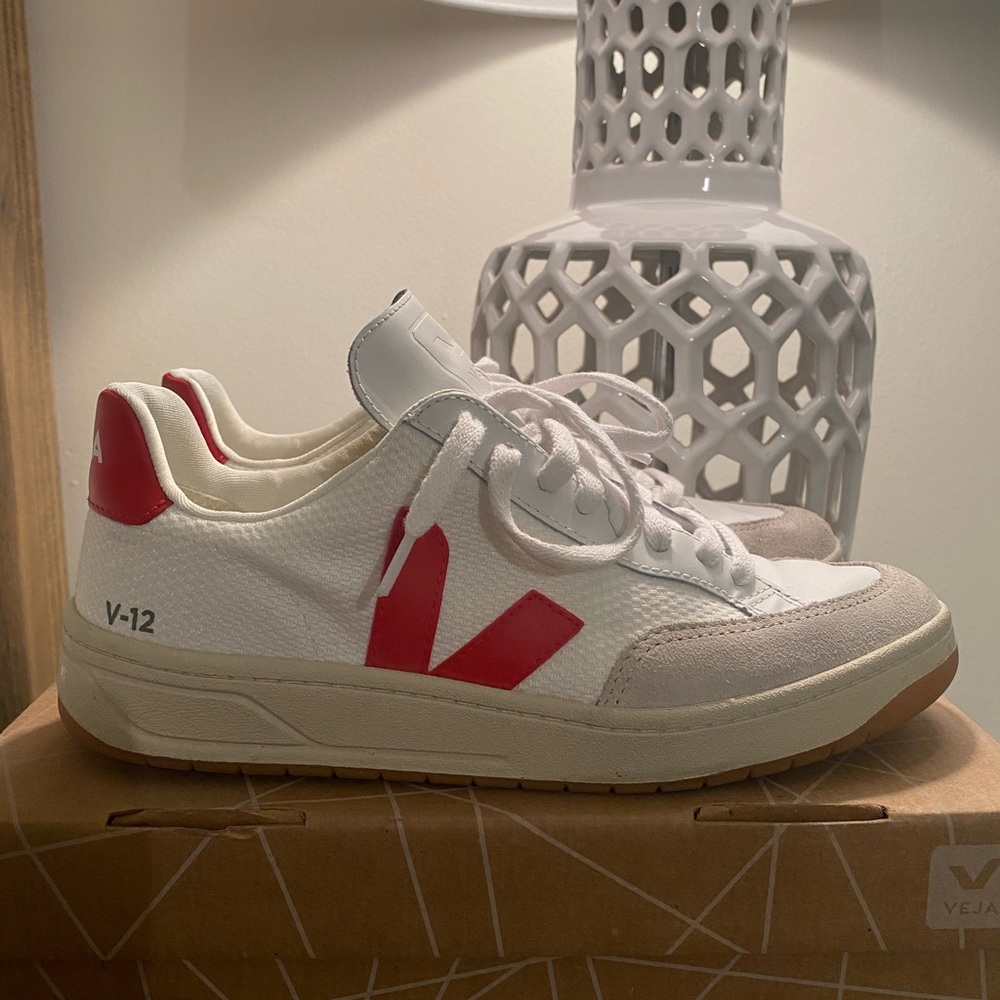 Women’s Veja V-12 Size 8 Euro Size 39